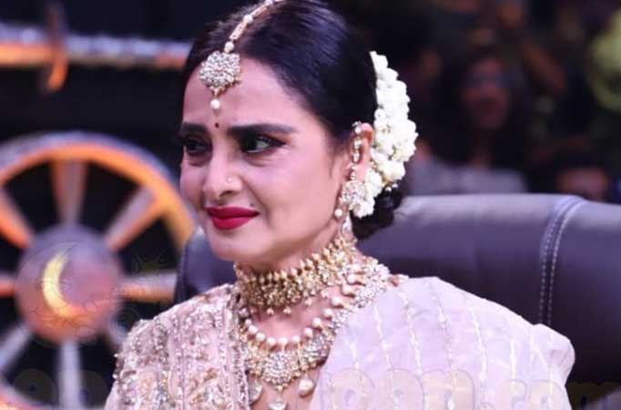 Rekha touches the feet of THIS little girl on Super Dancer